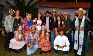 Ronaldo (presidente da Acin) com a esposa Fabiane (agachados) juntamente com diversos comerciantes de Niquelândia, após o casamento caipira da festa junina da entidade [Foto: Elaine Alves - Especial para o Excelência Notícias]