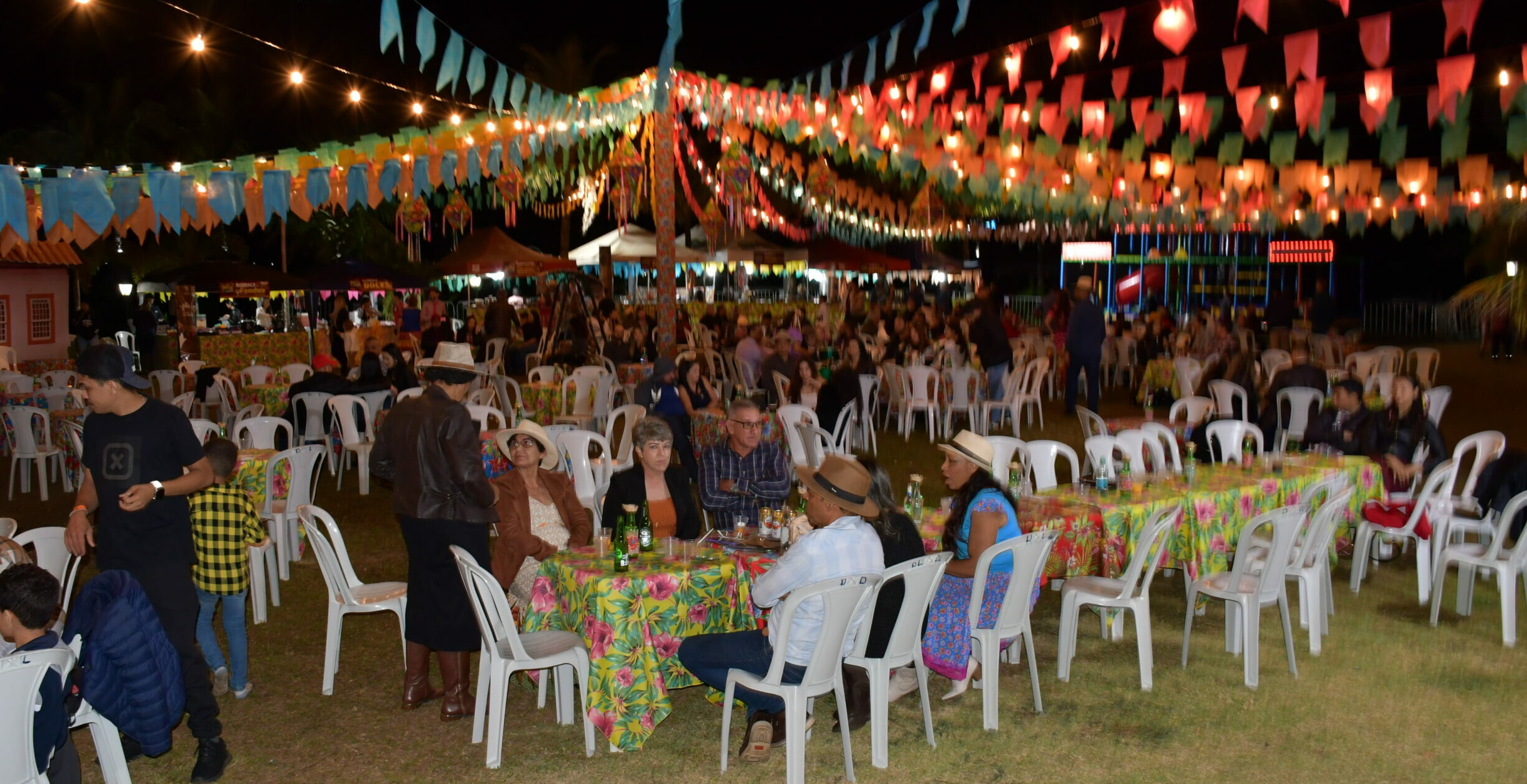 Espaço ao ar livre do Villa Ricca Park foi todo decorado com elementos típicos das festas juninas para o 2º Arraiá da Acin, em Niquelândia [Foto: Elaine Alves – Especial para o Excelência Notícias]