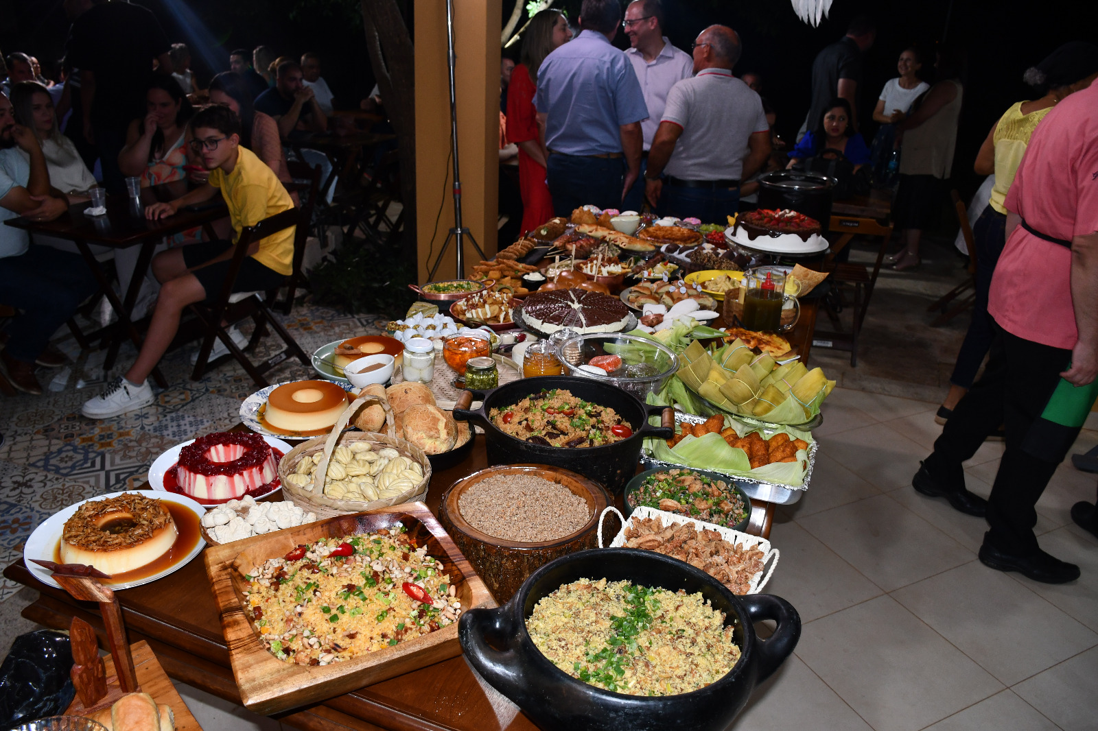 Variados tipos de pratos doces e salgados, dispostos numa mesa farta, fizeram um colorido sem igual de cores, saberes e sabores da rica gastronomia niquelandense que será o ponto alto do 4º Josephinas na próxima semana, numa realização da ACIN [Foto: Elaine Alves – Especial para o Excelência Notícias]