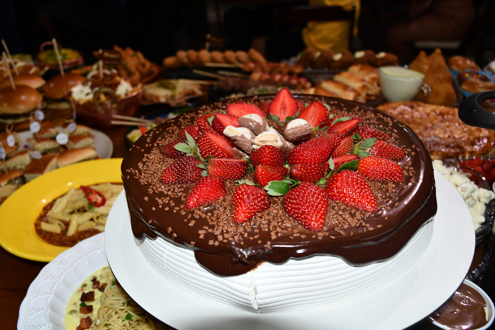 Variados tipos de pratos doces e salgados, dispostos numa mesa farta, fizeram um colorido sem igual de cores, saberes e sabores da rica gastronomia niquelandense que será o ponto alto do 4º Josephinas na próxima semana, numa realização da ACIN [Foto: Elaine Alves – Especial para o Excelência Notícias]