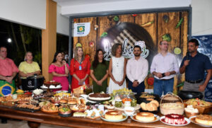 Gilmar, Sonea, Gisele, Rubya (Sebrae), Elizângela, Leila, Kahik, Márcio Luís (Facieg) e o presidente da Acin, Ronaldo Fernandes, no microfone [Foto: Elaine Alves - Especial para o Excelência Notícias]