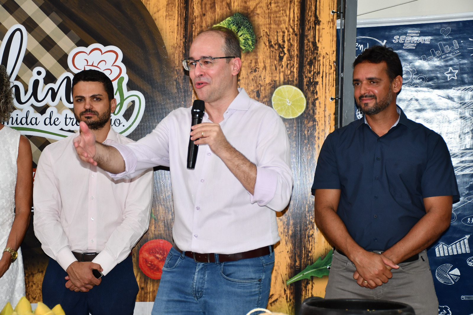 Márcio Luís da Silva, presidente da Facieg, estava preocupado na hora de discursar diante de tantas delícias sem poder provar os pratos naquele exato momento, ladeado por Kakik e Ronaldo, vice e atual presidente da Acin, respectivamente [Foto: Elaine Alves Especial para o Excelência Notícias]