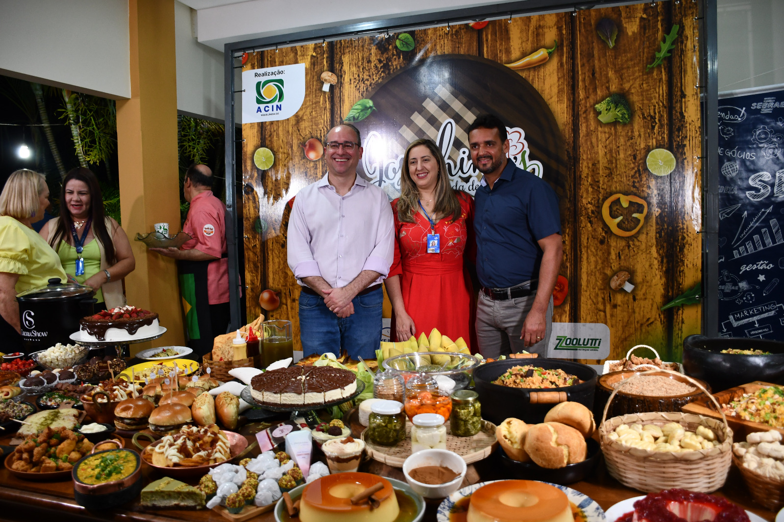 Márcio Luis (Facieg), Rubya (Sebrae) e Ronaldo (ACIN) durante a apreentação dos pratos do Festival Gastronômico de Niquelândia [Foto: Elaine Alves – Especial para o Excelência Notícias]