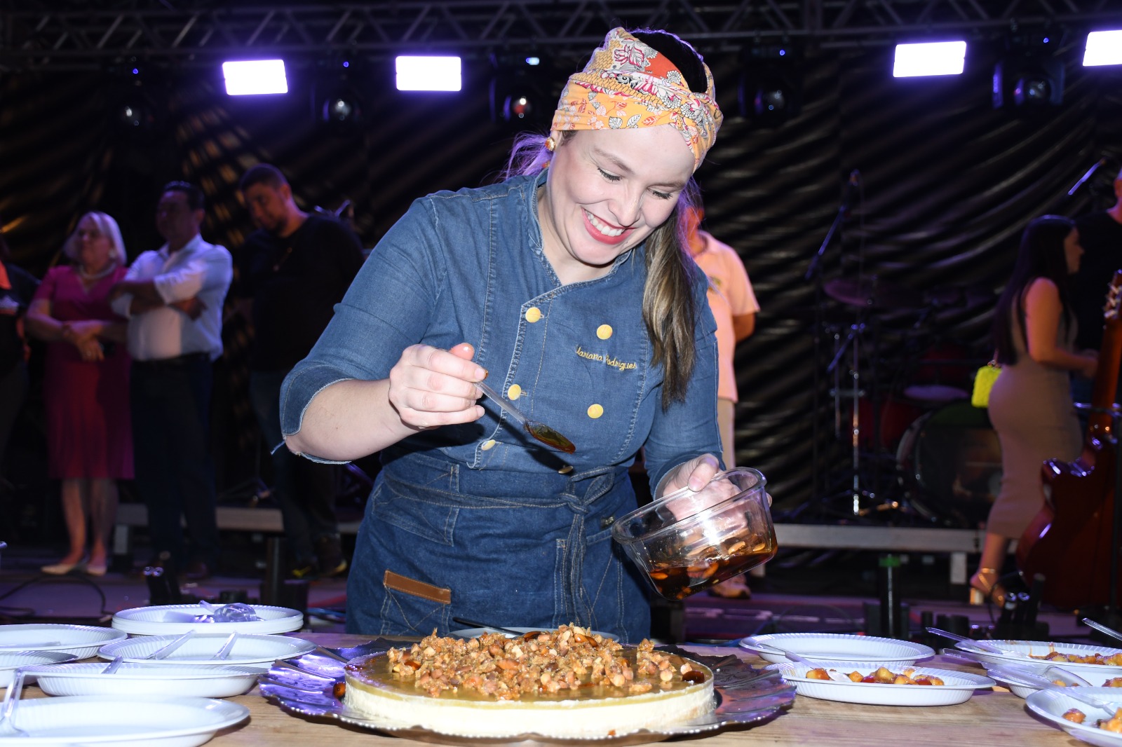 Mariana Rodrigues, outra chef de cozinha bastante experiente, também preparou um prato delicioso diante do público na última sexta-feira/6 [Foto: Elaine Alves – Especial para o Excelência Notícias]