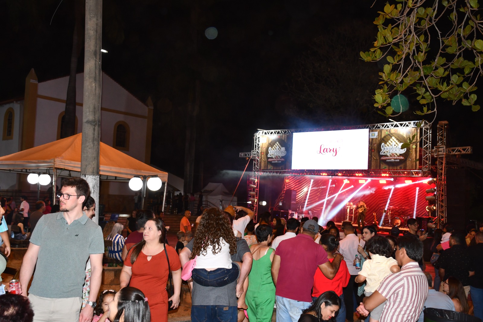 Público aproveitou shows variados durante o festival na Praça da Igreja Matriz de São José, em Niquelândia [Foto: Elaine Alves – Especial para o Excelência Notícias]